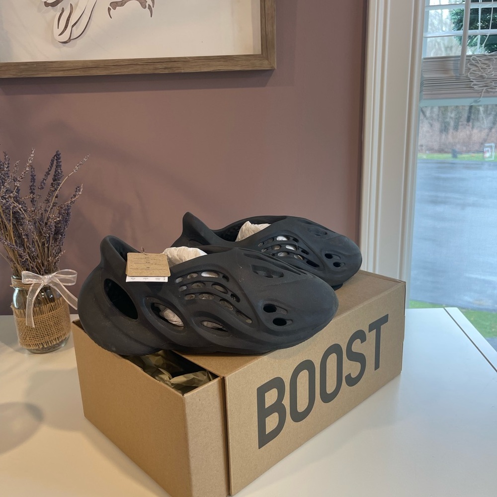 YEEZY BOOST 350 BLACK GENTLY USED FOR SEVERAL WEARS. Size 8 1/2 UNISEX